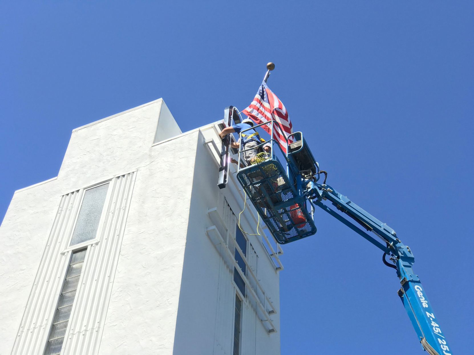 Workers install the vintage Food City letters at the south Napa center.